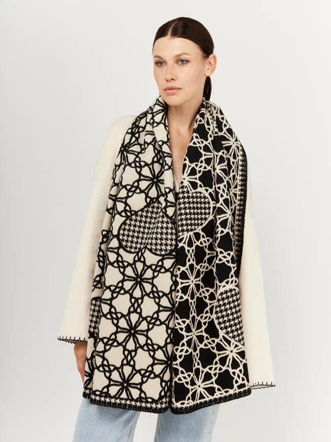 Палантин женский двусторонний с графичным узором