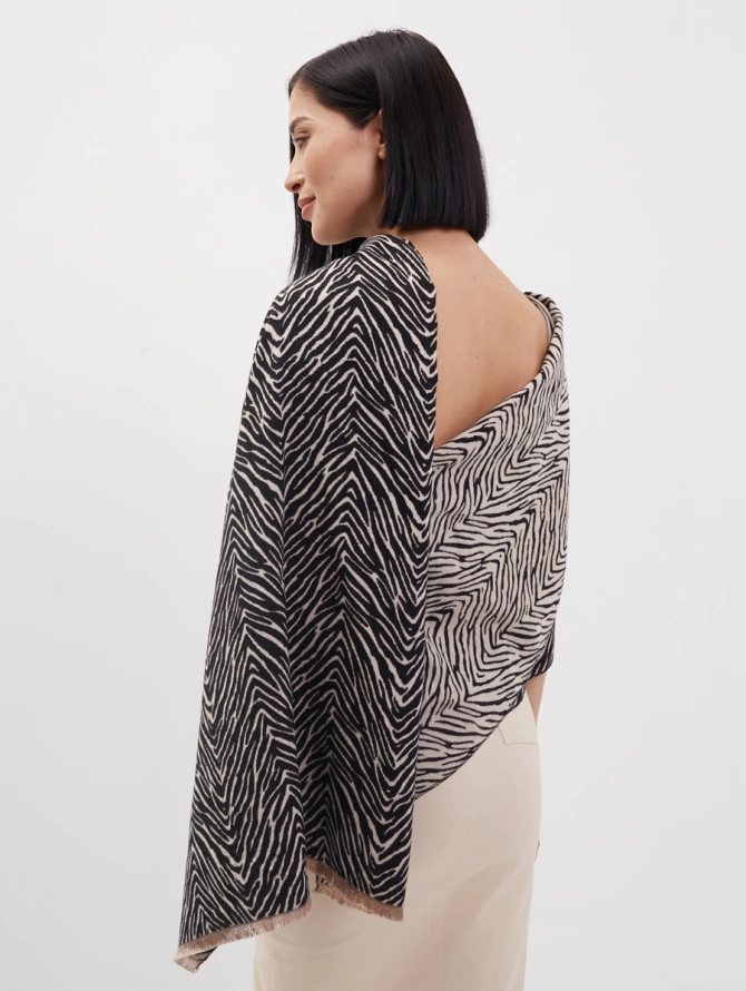 Палантин двусторонний с анималистичным принтом и кистями