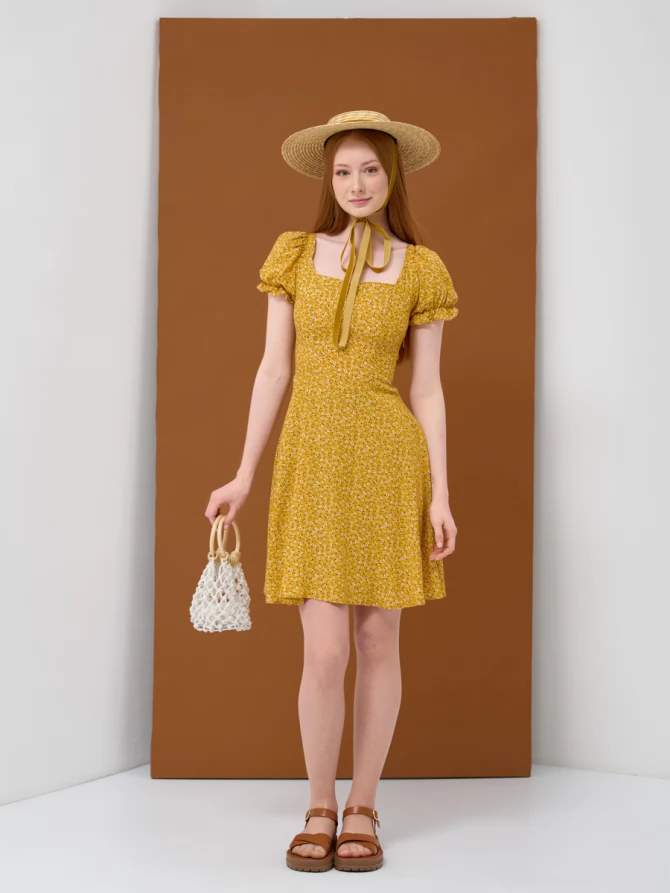 Платье мини А-силуэта с цветочным принтом и резинкой на спинке