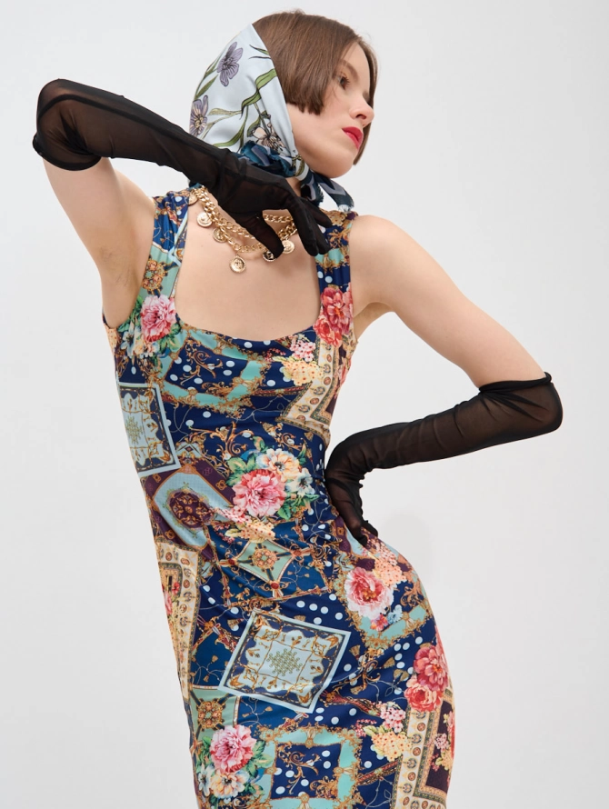 Платье с вырезом каре и барочно-цветочным принтом