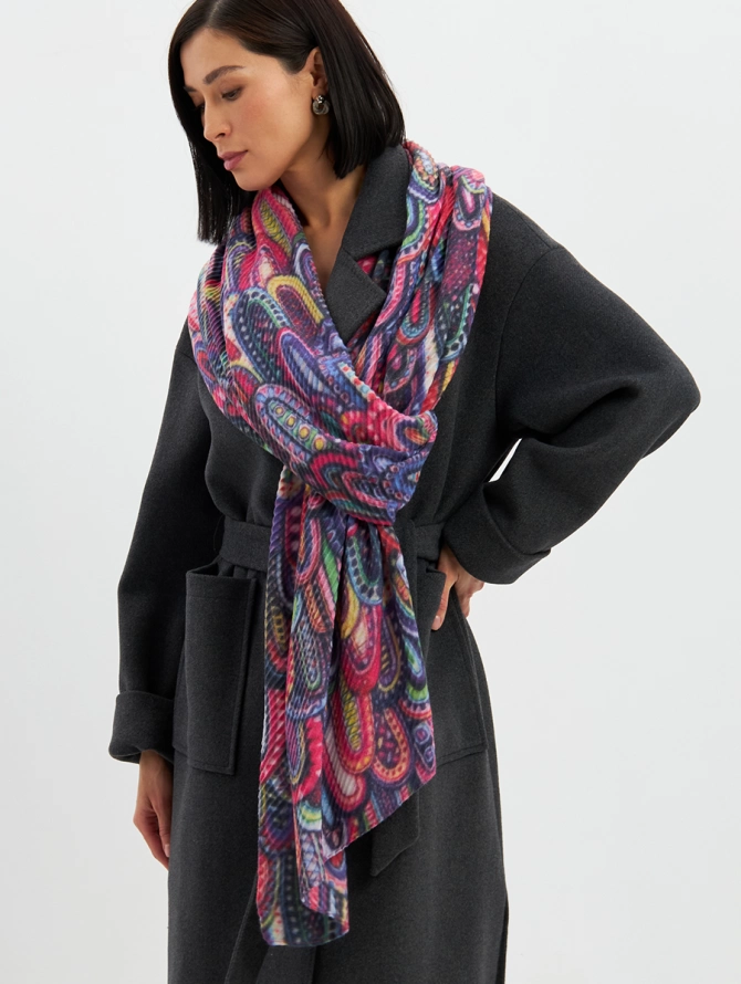 Палантин женский двусторонний с жатой текстурой и ярким принтом