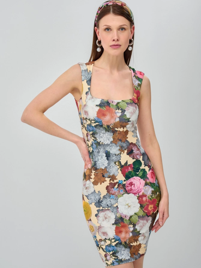 Платье с вырезом каре и цветочным принтом