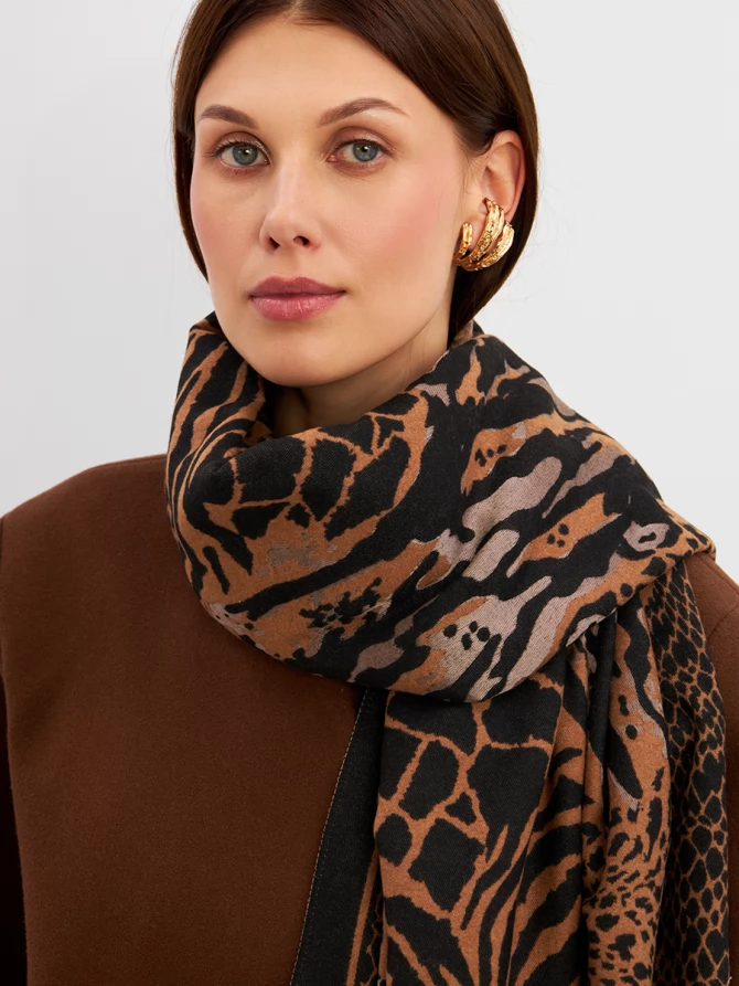 Палантин женский с анималистичным принтом