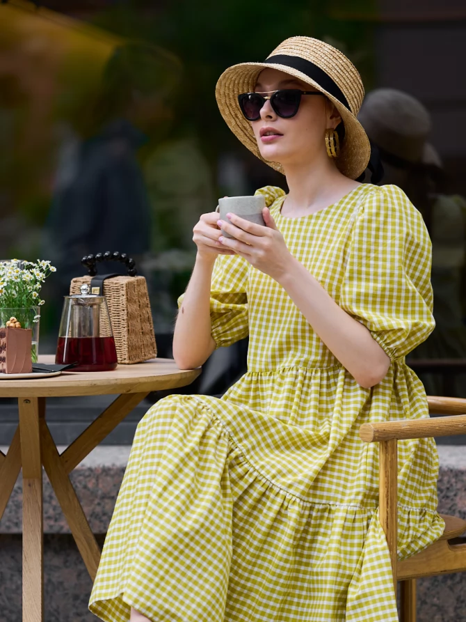 Платье с рукавами-буфами в желто-белую клетку