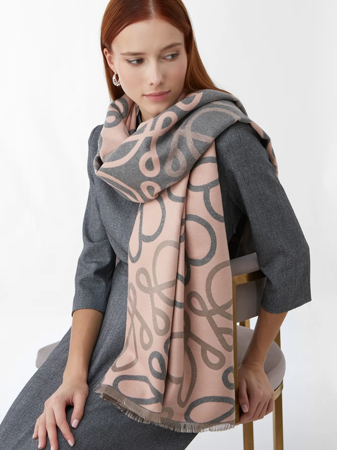 Палантин двусторонний с абстрактным принтом