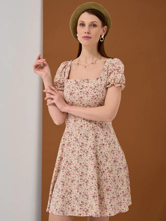 Платье мини из штапеля с цветочным принтом и квадратным вырезом