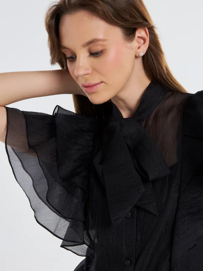 Блузка из органзы с рюшами и бантом черная