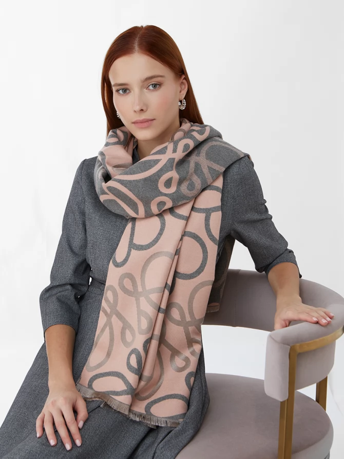 Палантин двусторонний с абстрактным принтом