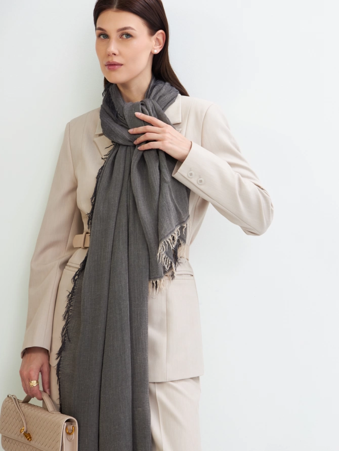 Палантин женский в графитовом оттенке DRK-16-5