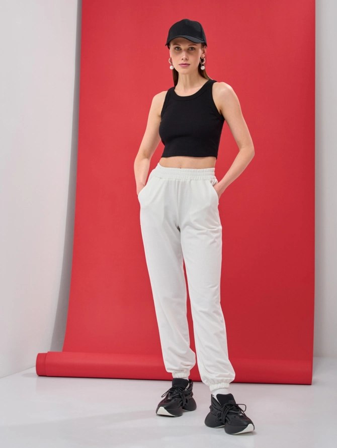 Брюки-джоггеры однотонные молочные