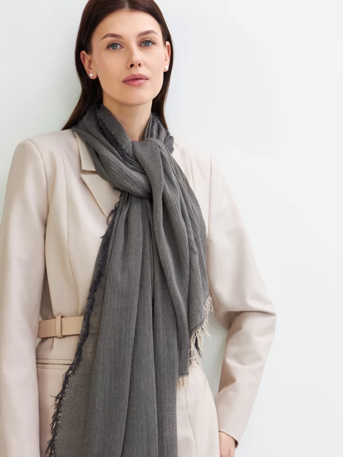 Палантин женский в графитовом оттенке DRK-16-5