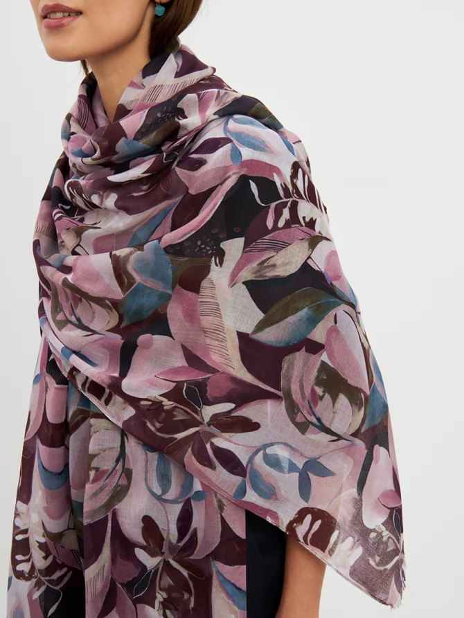 Палантин с абстрактным узором и бахромой