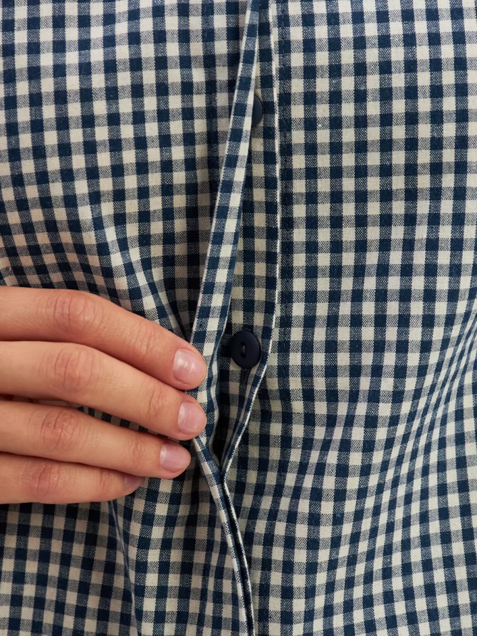 Блузка классическая с контрастной стойкой синяя клетка