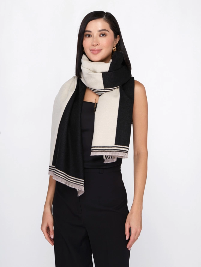 Палантин двусторонний черно-кремовый с полосатым краем