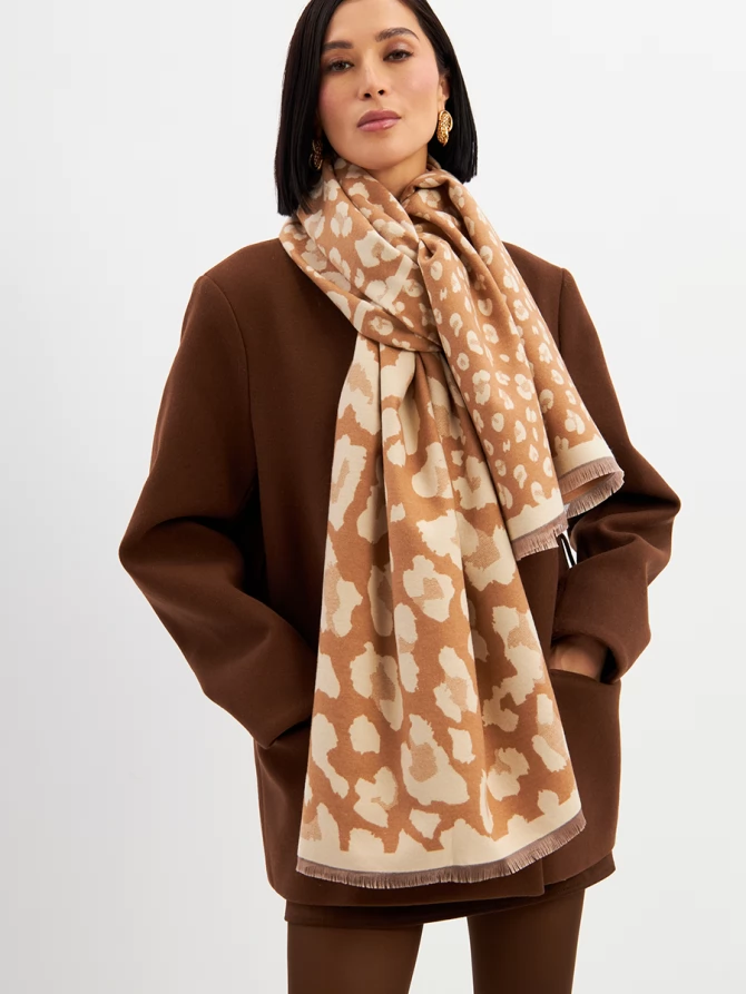 Палантин женский с анималистичным принтом