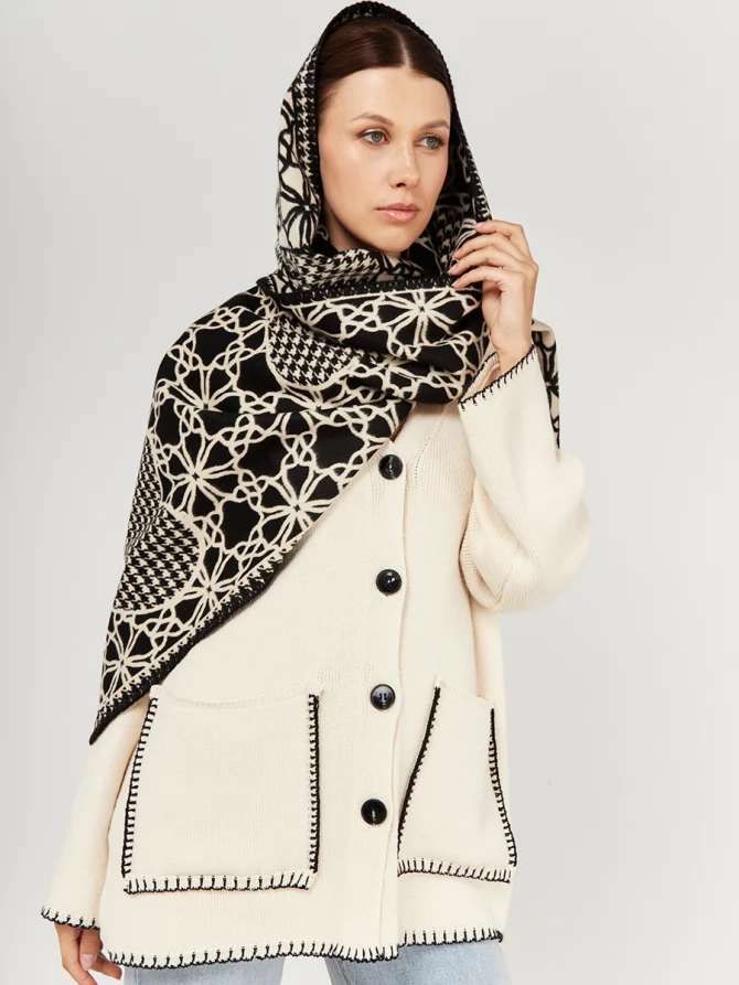 Палантин женский двусторонний с графичным узором