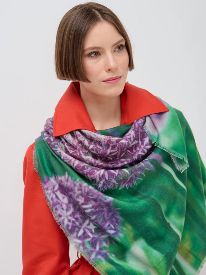 Платок с авторским принтом «Сиреневые цветы на зеленом фоне»