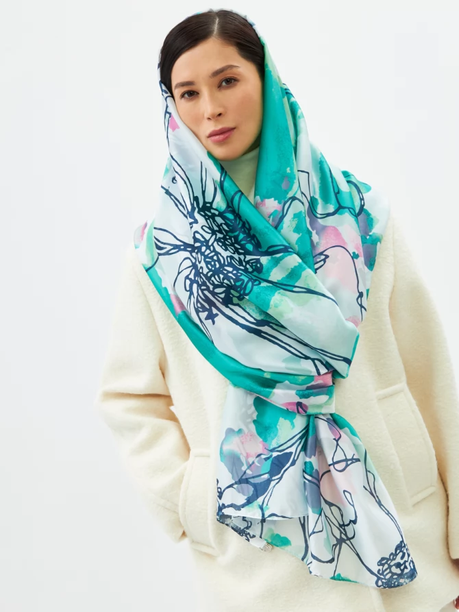 Палантин двусторонний с арт-принтом и атласной текстурой