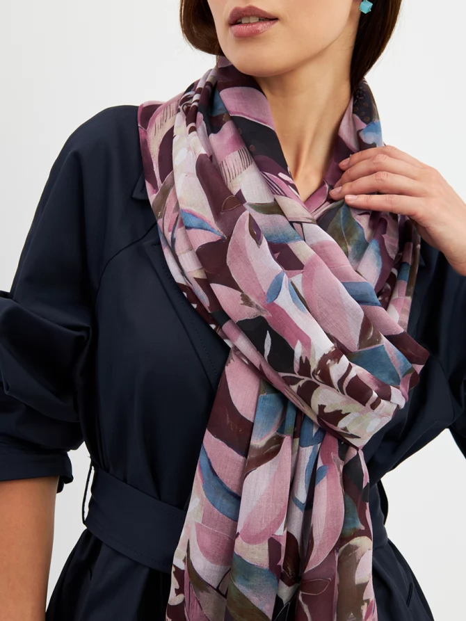 Палантин с абстрактным узором и бахромой