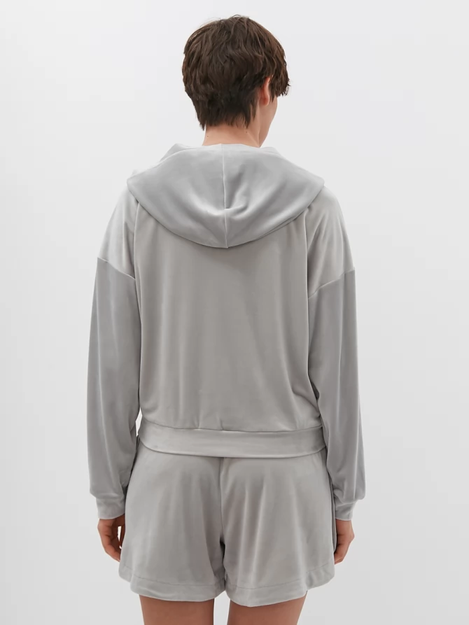 Костюм из велюра с худи и шортами