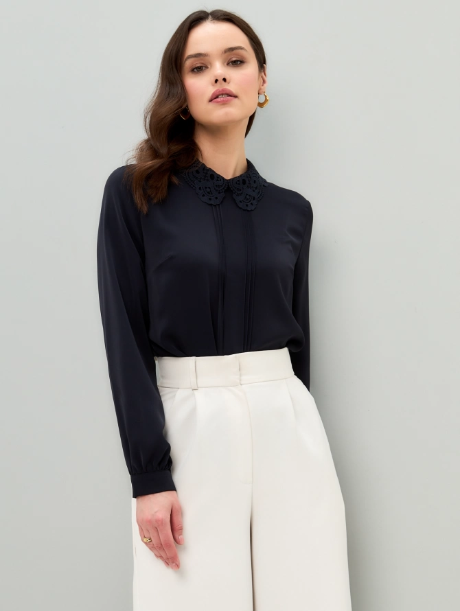 Блузка с кружевным воротником темно-синяя