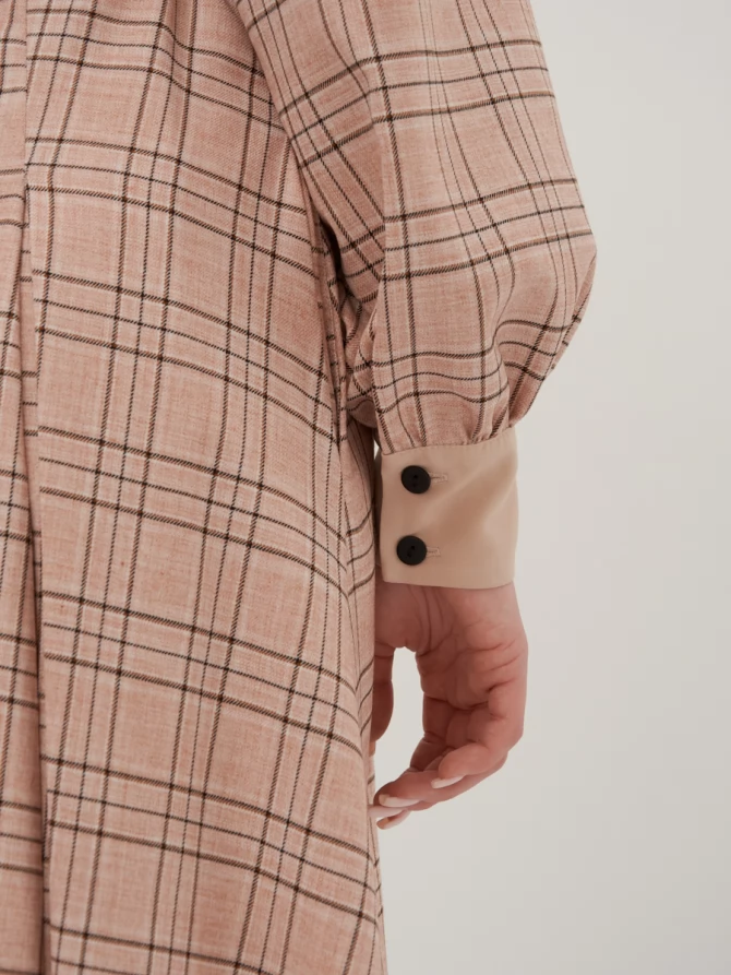 Платье с контрастным воротником и поясом