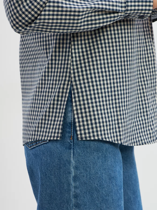 Блузка классическая с контрастной стойкой синяя клетка