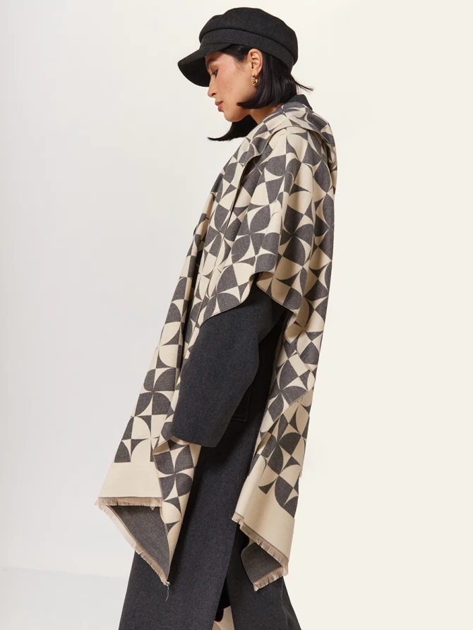 Палантин двусторонний с геометрическим принтом