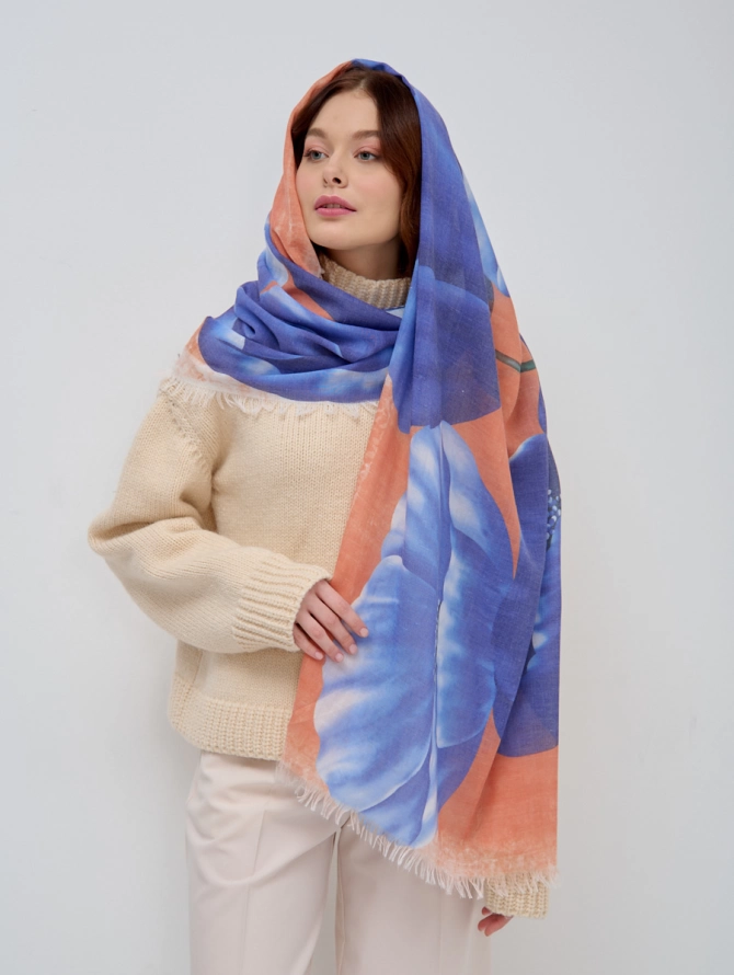 Палантин с авторским сине-оранжевым принтом и бахромой