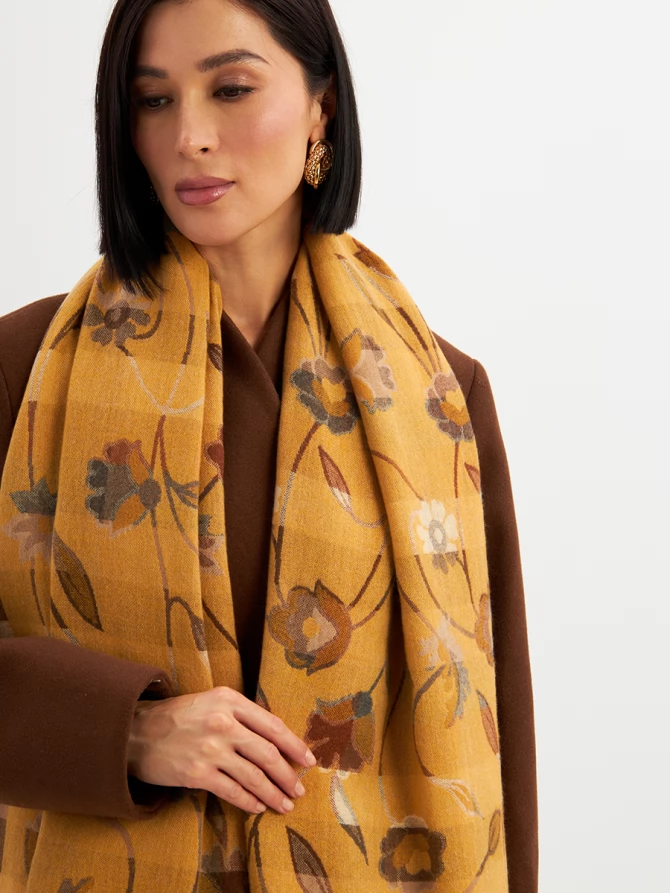 Палантин женский с авторским принтом и ручной бахромой