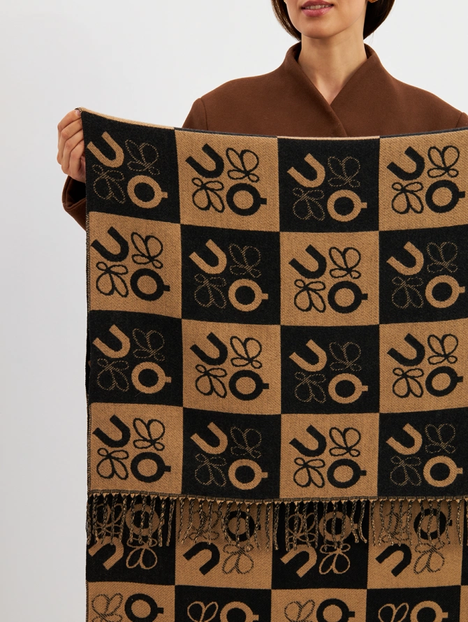 Палантин с графичным узором и бахромой