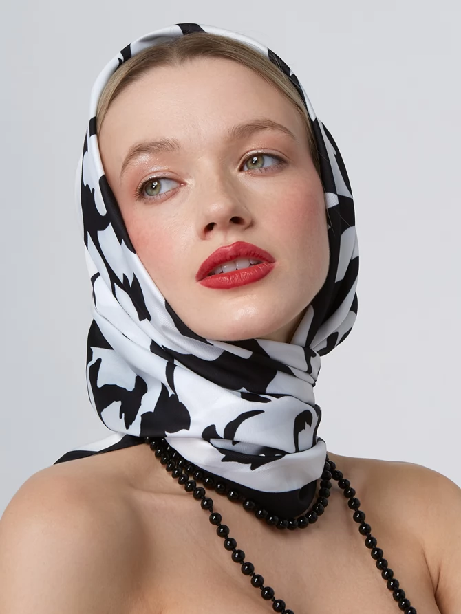 Платок с графичным черно-белым принтом