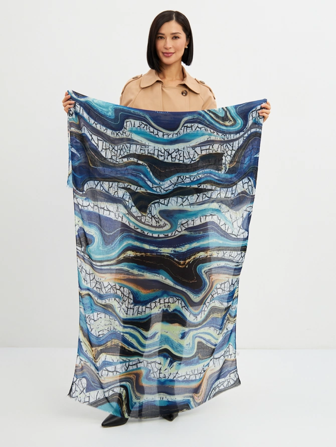 Палантин с абстрактным принтом и бахромой