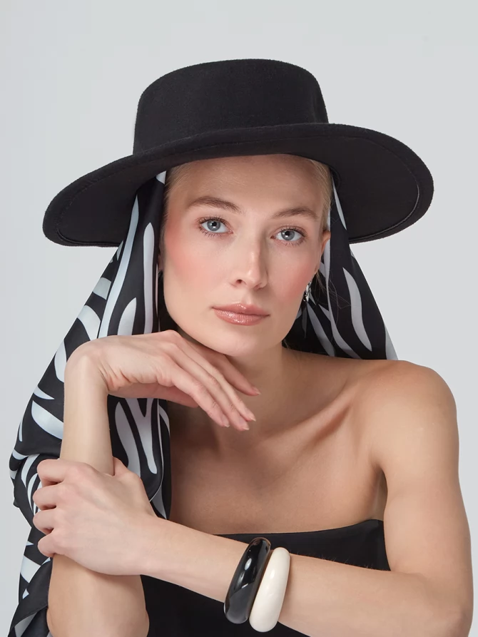 Платок с графичным черно-белым узором