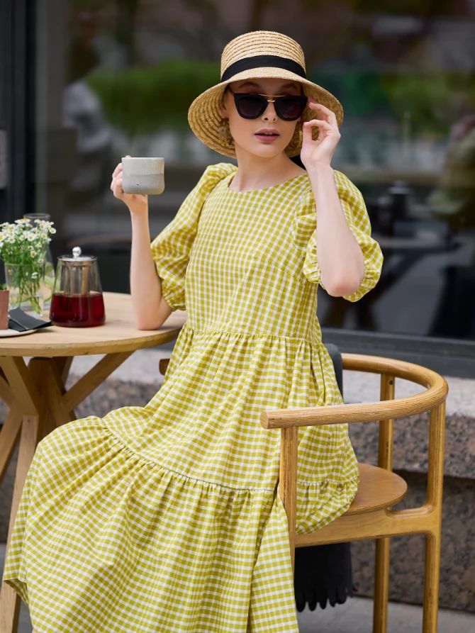 Платье с рукавами-буфами в желто-белую клетку