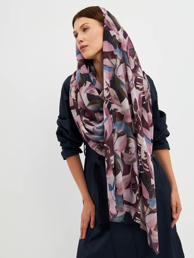 Палантин с абстрактным узором и бахромой