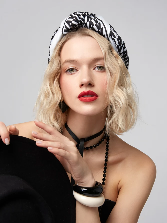 Платок с графичным черно-белым принтом