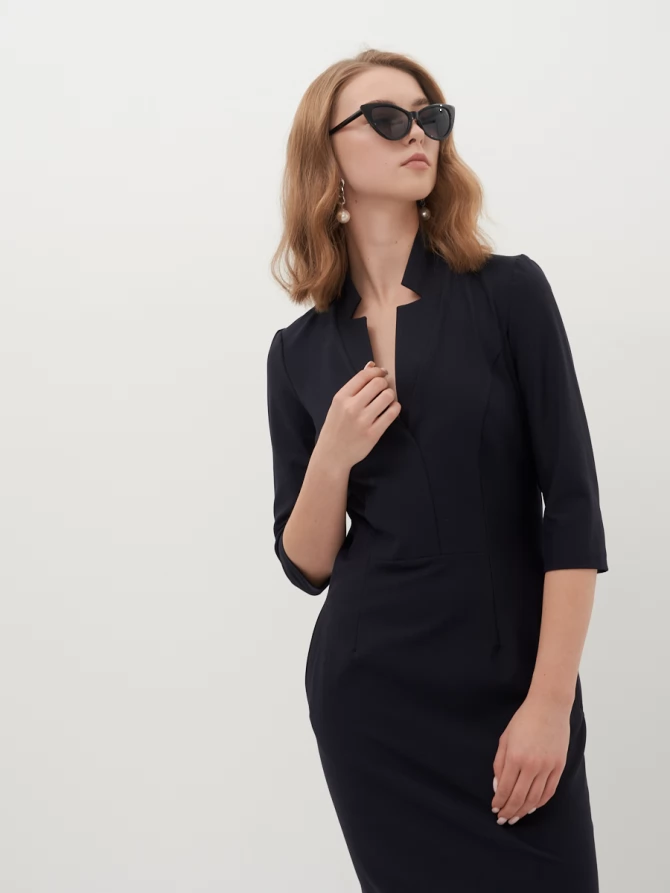 Платье с воротом-стойкой