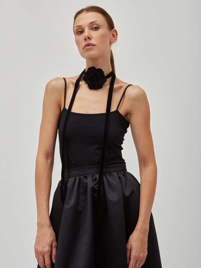 Трикотажная базовая майка на тонких бретелях