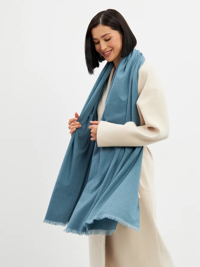 Палантин женский двусторонний однотонный с бахромой, пыльно-голубой