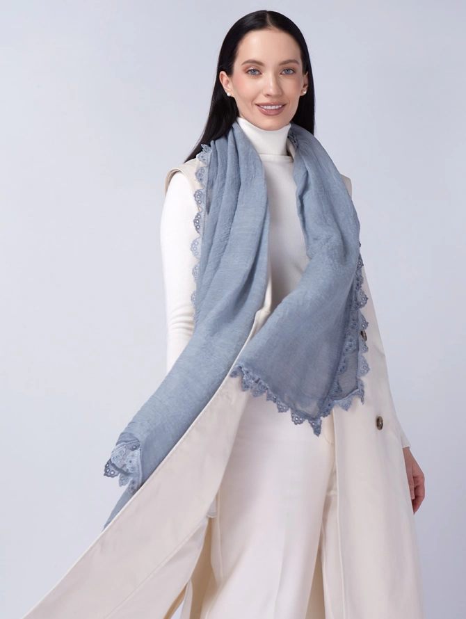 Палантин женский нежно-голубой с кружевной отделкой