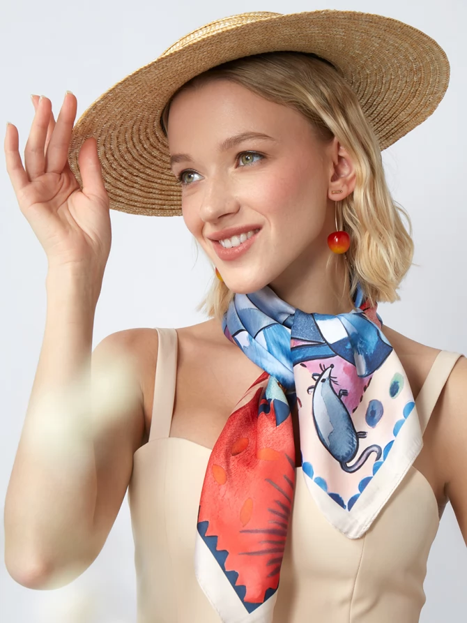 Платок женский с ярким абстрактным принтом