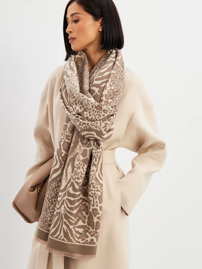 Палантин женский с анималистичным принтом