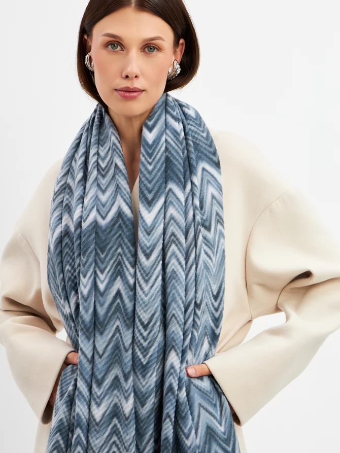 Палантин женский с волнистым принтом