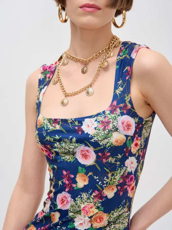 Платье с вырезом каре