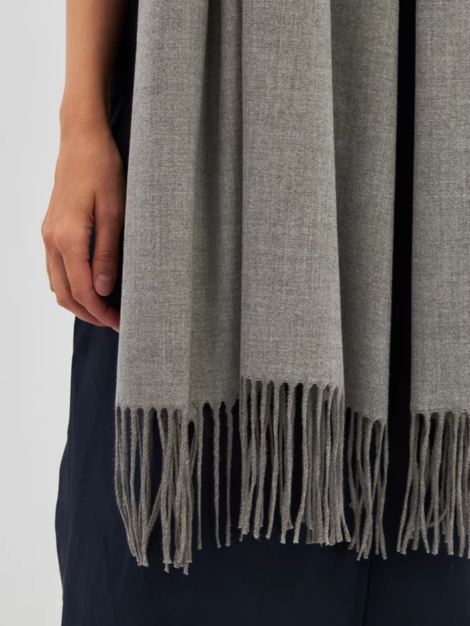 Палантин женский двусторонний серый с кистями