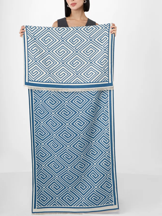 Палантин двусторонний с геометрическим принтом