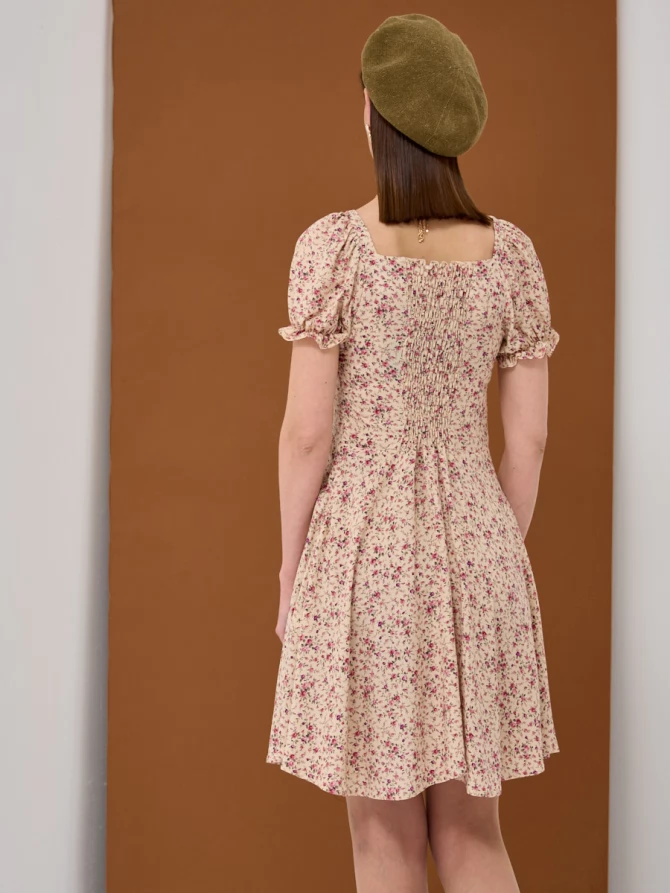 Платье мини из штапеля с цветочным принтом и квадратным вырезом