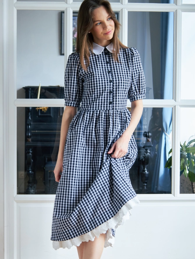 Платье миди из хлопка в клетку с белым воротничком