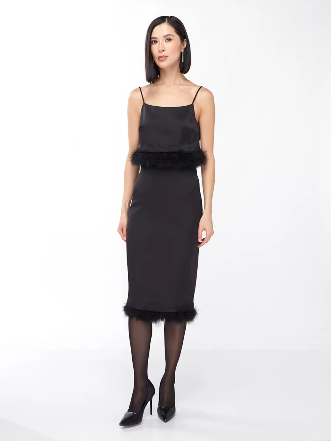 Юбка прямая с декором из перьев черная